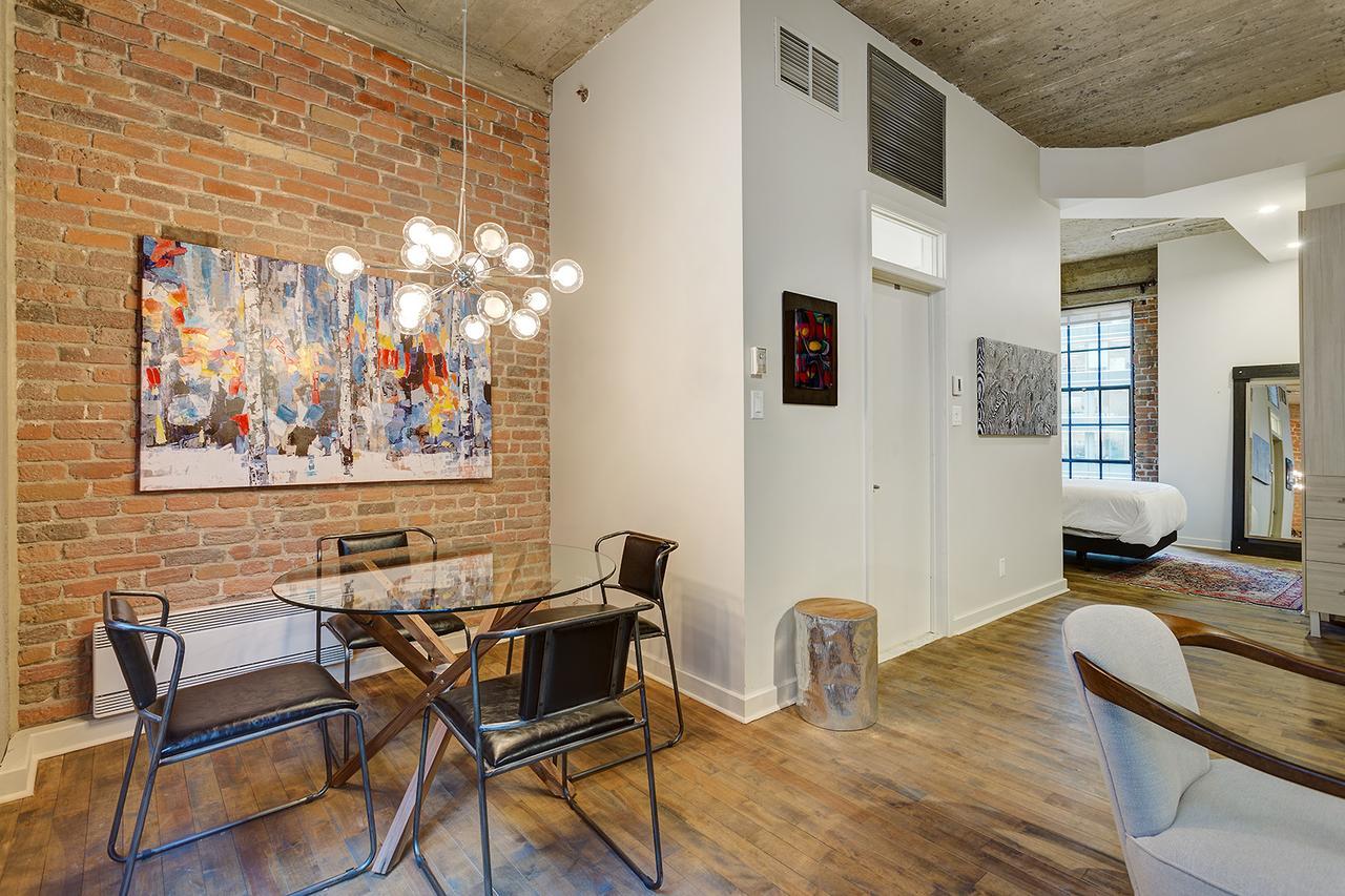 Spacious Loft Next To Square Victoria Montreal