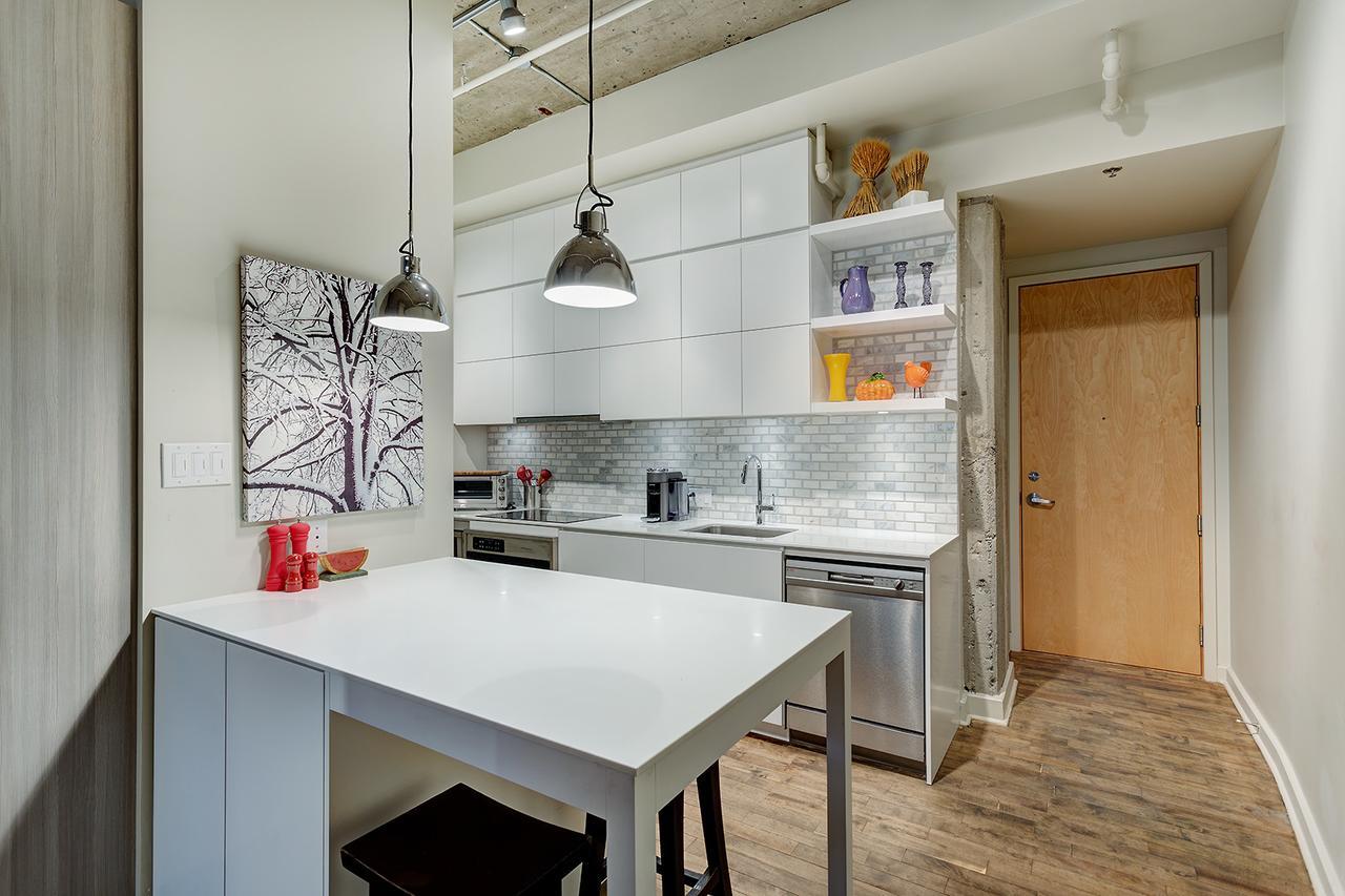 Spacious Loft Next To Square Victoria Montreal