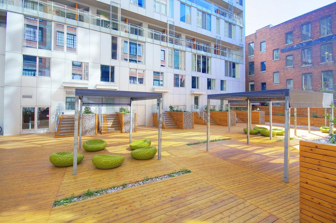 Spacious Loft Next To Square Victoria Apartamento